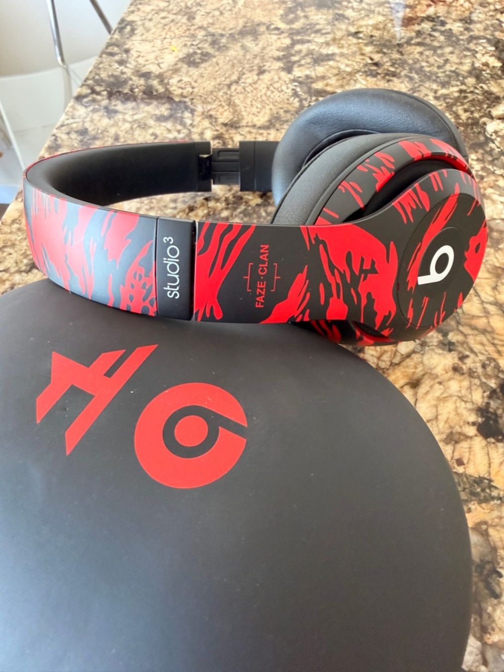 Studio3 Wireless Headphones - Red & Black FaZe Clan Edition - Picture 2 of 3